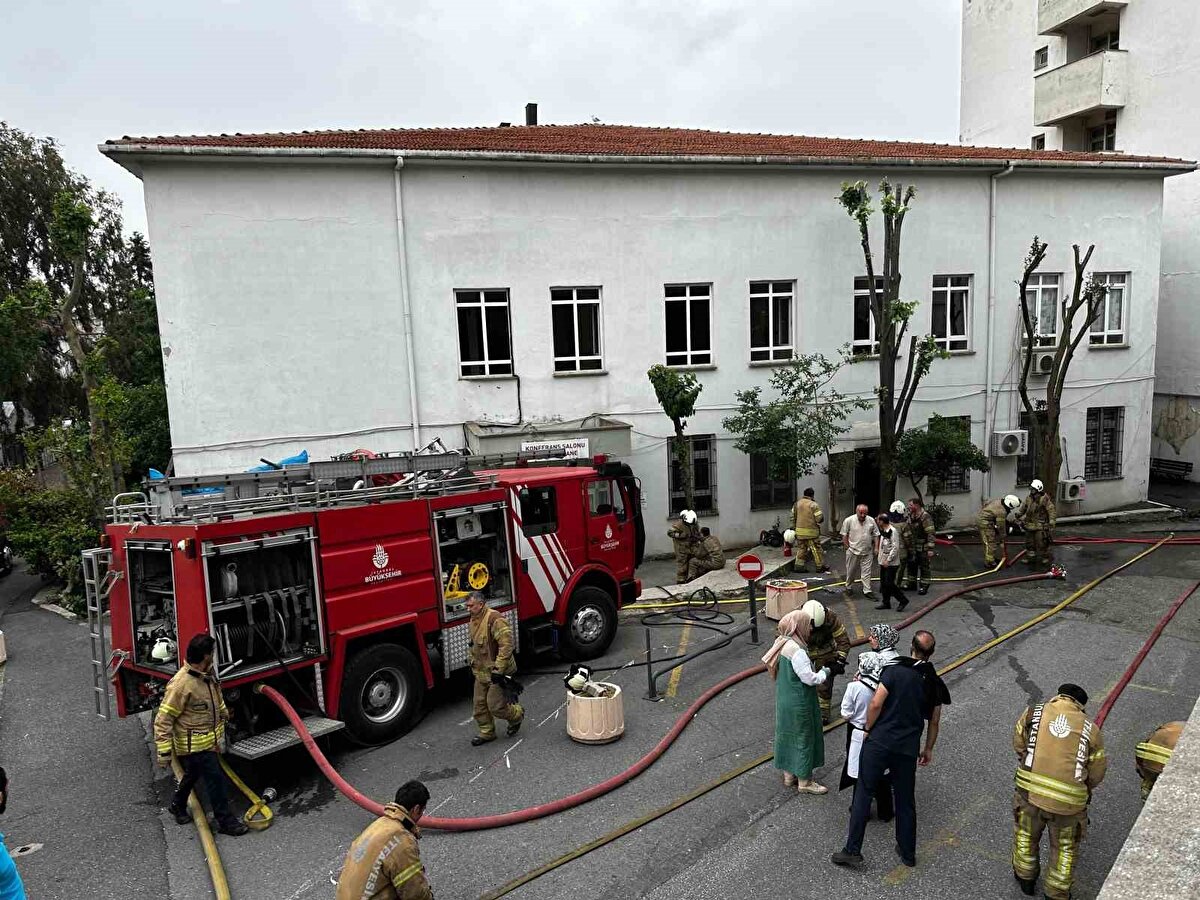 Ekiplerin depodaki duman tahliyesi ve soğutma çalışmaları sürüyor.