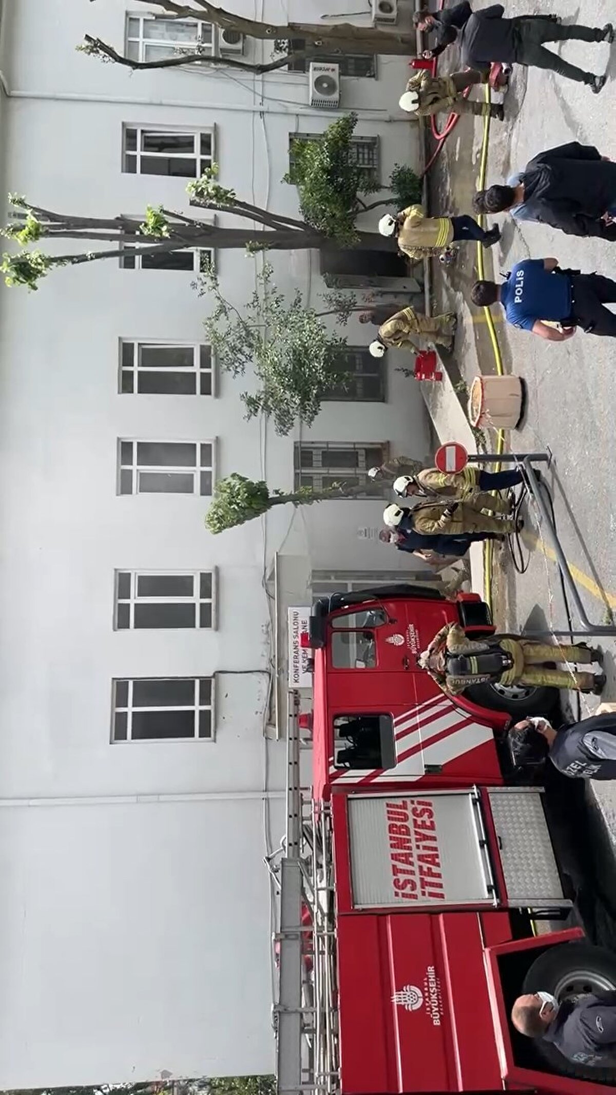 Hastanenin ana binasının yanında bulunan 2 katlı ecza deposunun girişinde henüz bilinmeyen bir nedenle yangın çıktı.