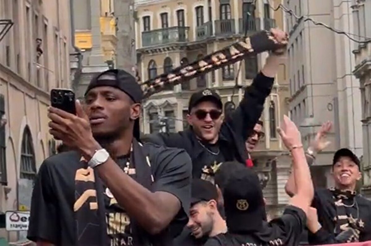 Galatasaray'ın Nijeryalı süper yıldızı, Instagram hesabında canlı yayın açtı.<br>