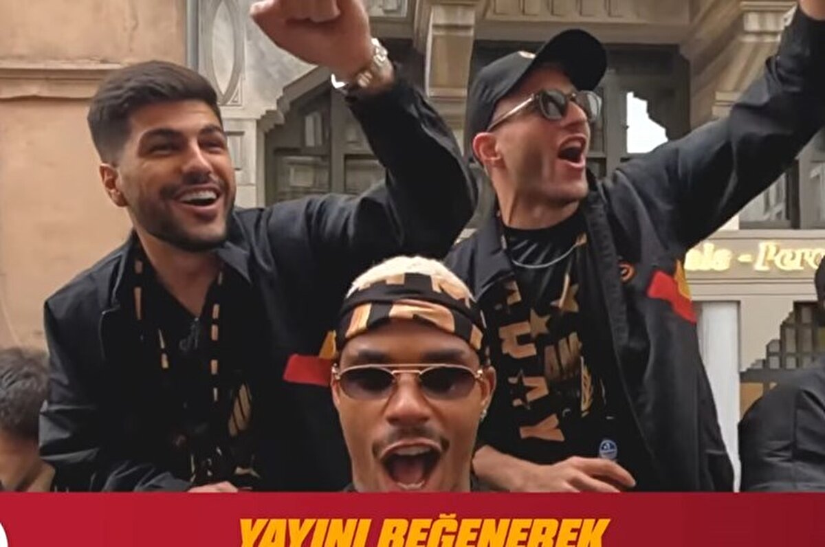 Sarı kırmızılılar, lise ziyaretinin ardından Sarayburnu'na geçmek için otobüse bindi.<br>