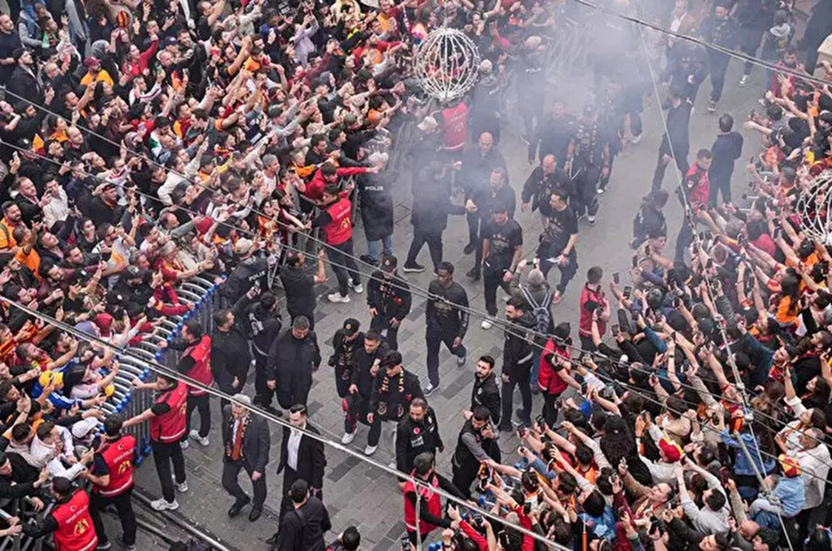 Galatasaray'da çifte kupanın kutlamaları başladı. Galatasaraylı futbolcular, Taksim'de bulunan Galatasaray Lisesi'nden şampiyonluk turuna başladı.<br>