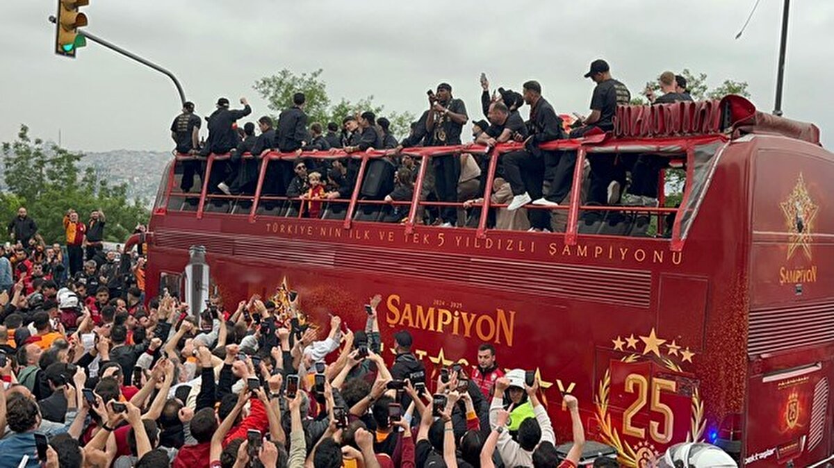 Şaşkınlık içinde etrafını izleyen Victor Osimhen, "Bu kulüp çok büyük" dedi.<br>