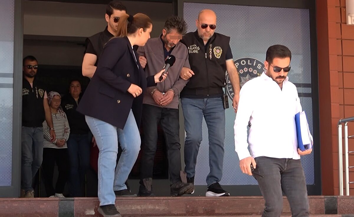 Kayıp Çetin’in arkadaşı tutuklandı<br>Emniyette 4 gün süren ifade işlemlerinin ardından adliyeye sevk edilen şüphelilerden Mehmet Çetin’in arkadaşı Bayram A., "kasten adam öldürme" suçlamasıyla çıkarıldığı nöbetçi mahkemece tutuklanarak cezaevine gönderildi. Şüpheliler Derya K. ve Bekir B. ise adli kontrol şartıyla serbest bırakıldı.