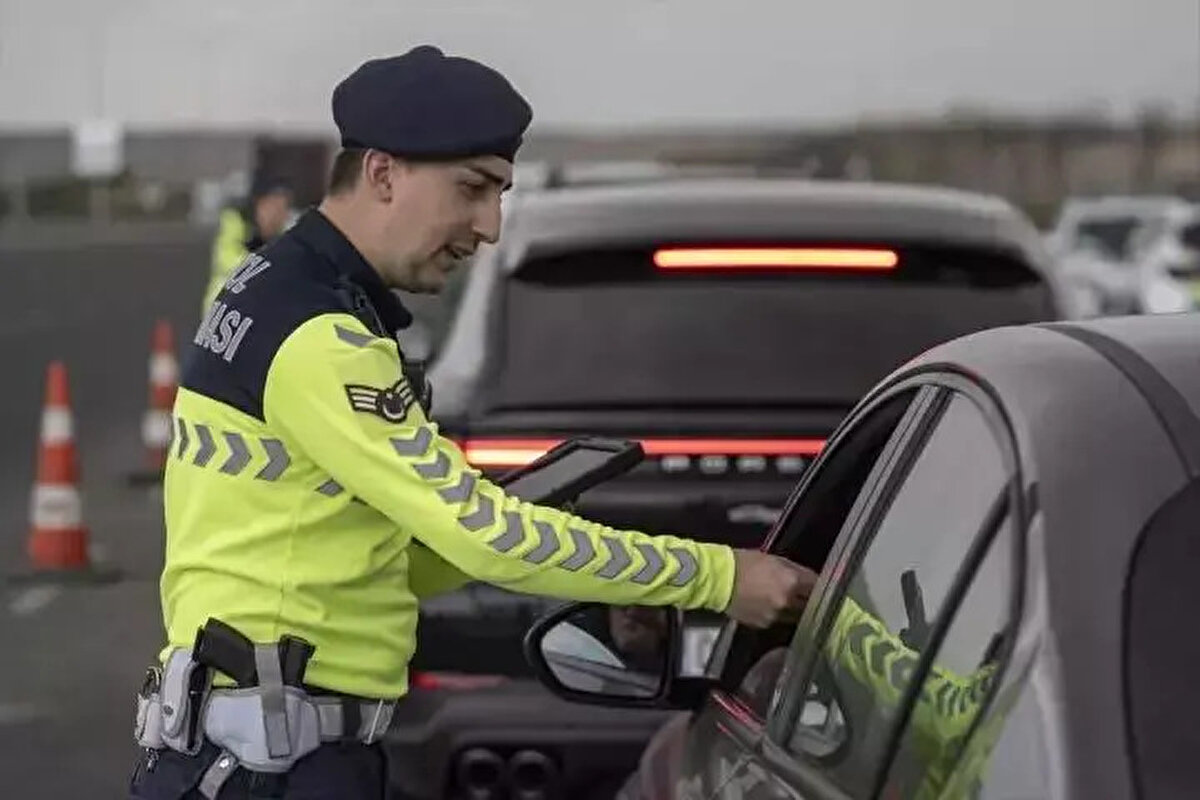 Bu kapsamda Emniyet Genel Müdürlüğü Trafik Başkanlığından görevi devralan Otoyol Jandarması, 27 ilde 4 bin personelle vatandaşların can ve mal güvenliği için çalışmalarına başladı.