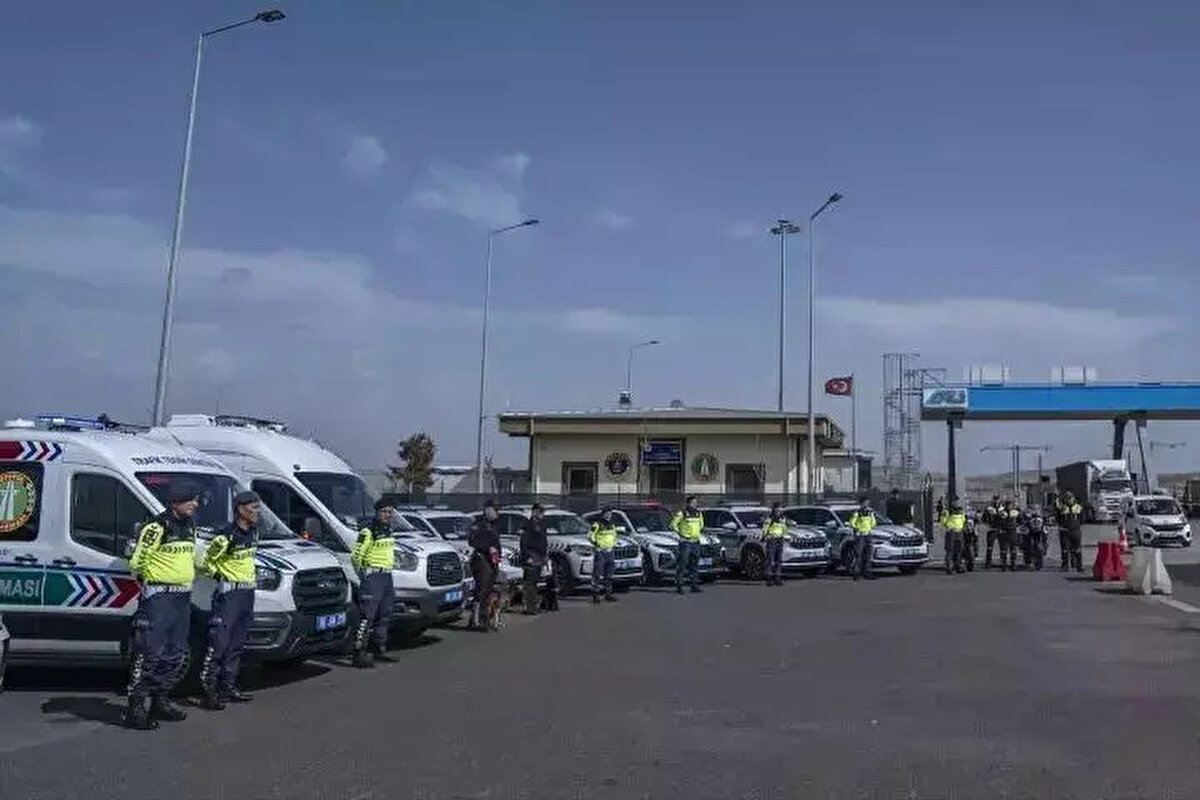 VERİLER ANLIK İLETİLİYOR-<br><br> <br><br>Sistem tarafından yapılan hız ihlali sorguları sonucunda, ihlal verileri trafik ekiplerine anlık olarak iletiliyor ve böylece kural ihlali yapan sürücülere yasal işlem uygulanıyor.<br><br>