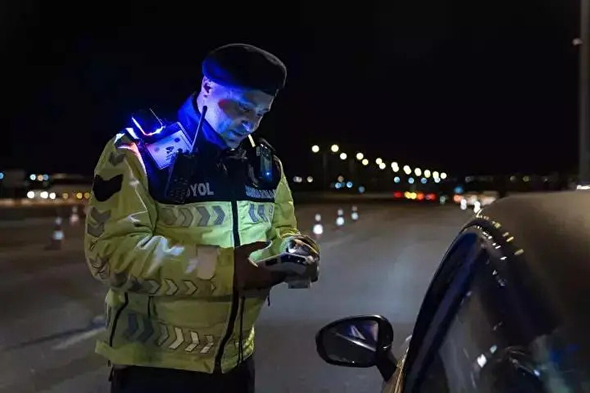 Otoyol Jandarma timleri, trafik kazalarından asayiş olaylarına kadar her vakaya müdahale ediyor, yolda kalan vatandaşlara yardım ediyor. Ekipler, yüz tanıma özellikli yaka kameraları, yapay zeka destekli radar cihazları gibi son teknoloji ekipmanlarla, gün boyunca havadan ve karadan denetim yapıyor.