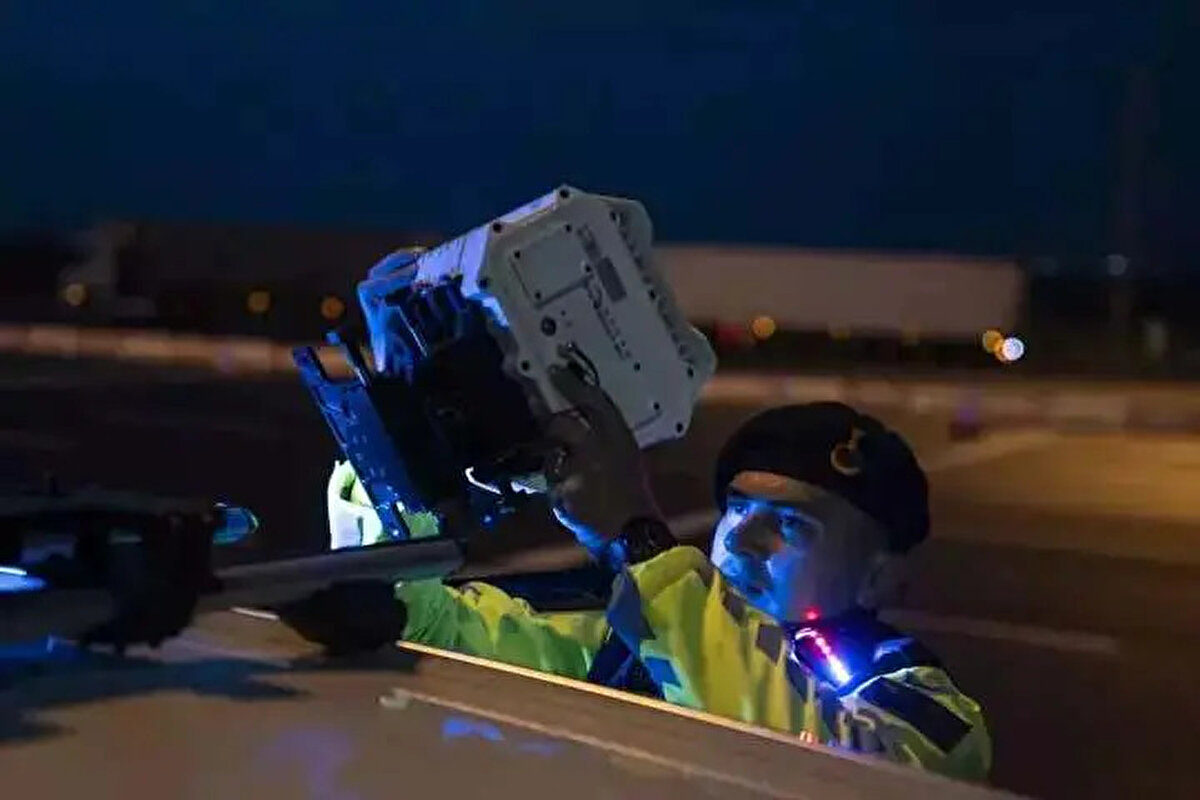 Yapay zeka teknolojisi sayesinde araçların rengi, markası ve modeli gibi veriler de otomatik olarak tanımlanabiliyor. Şerit sayısı belirlenerek hız ölçümü yapılan sistem, her hava koşulunda gündüz ve gece görev yapabiliyor. 2 saat içinde 1500 araç sorgulama kapasitesine sahip radar cihazı, otoyollar dahil olmak üzere tüm kara yollarında aktif şekilde kullanılıyor.<br><br>