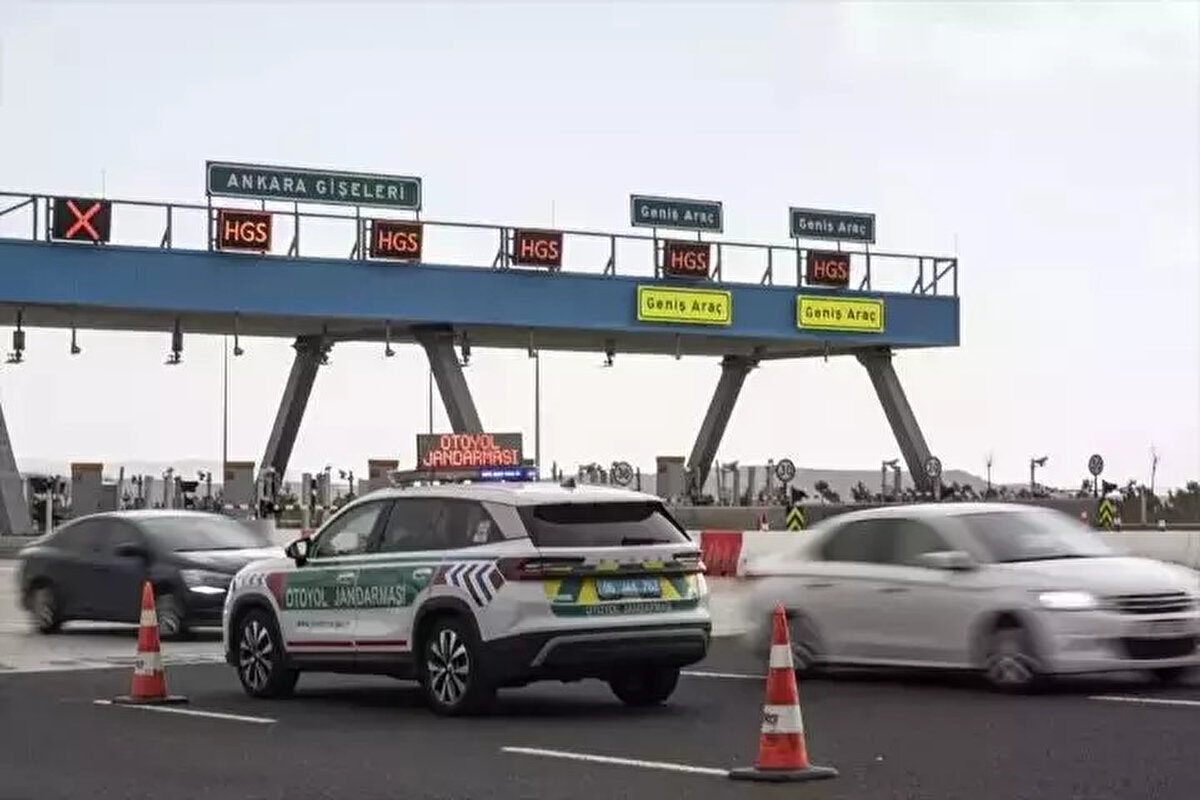 Operatör gerektirmeden çalışan sistem, kara yolunda seyreden araçların plaka ve hız bilgilerini okuyarak güvenlik birimlerinin ağına aktarıyor.<br><br> <br><br>