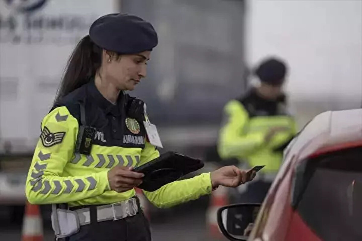 Otoyol Jandarması tarafından kullanılan yeni nesil mobil hız tespit sistemi, yapay zeka desteğiyle denetimlerde etkinliği artırmaktadır. Tripod ya da araç üzerine kurulabilen sistem, aynı anda dört şeritteki tüm araçların hızını tespit edebiliyor.<br><br>