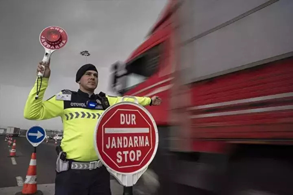 YAKALAMA KARARI BULUNAN ARAÇLAR DA TESPİT EDİLİYOR-<br><br> <br><br>Yerli yazılımla geliştirilen sistem, hız ihlali yapan araçlara ait bilgileri de anlık olarak jandarma ekiplerine iletiyor. Ayrıca sistem, hakkında yakalama kararı bulunan araç sahiplerini tespit ettiğinde ekrana alarm vererek, ekiplerin olası şüphelilere anında müdahale etmesine olanak tanıyor.