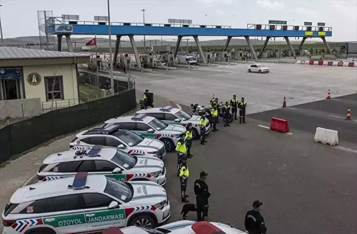 Alkol, sürücü belgesi ve asayiş denetimi yapan ekipler, rutin kontroller sırasında 'nitelikli taciz' suçundan hakkında 15 yıl kesinleşmiş hapis cezası bulunan firari hükümlüyü yakalayarak cezaevine teslim etti.