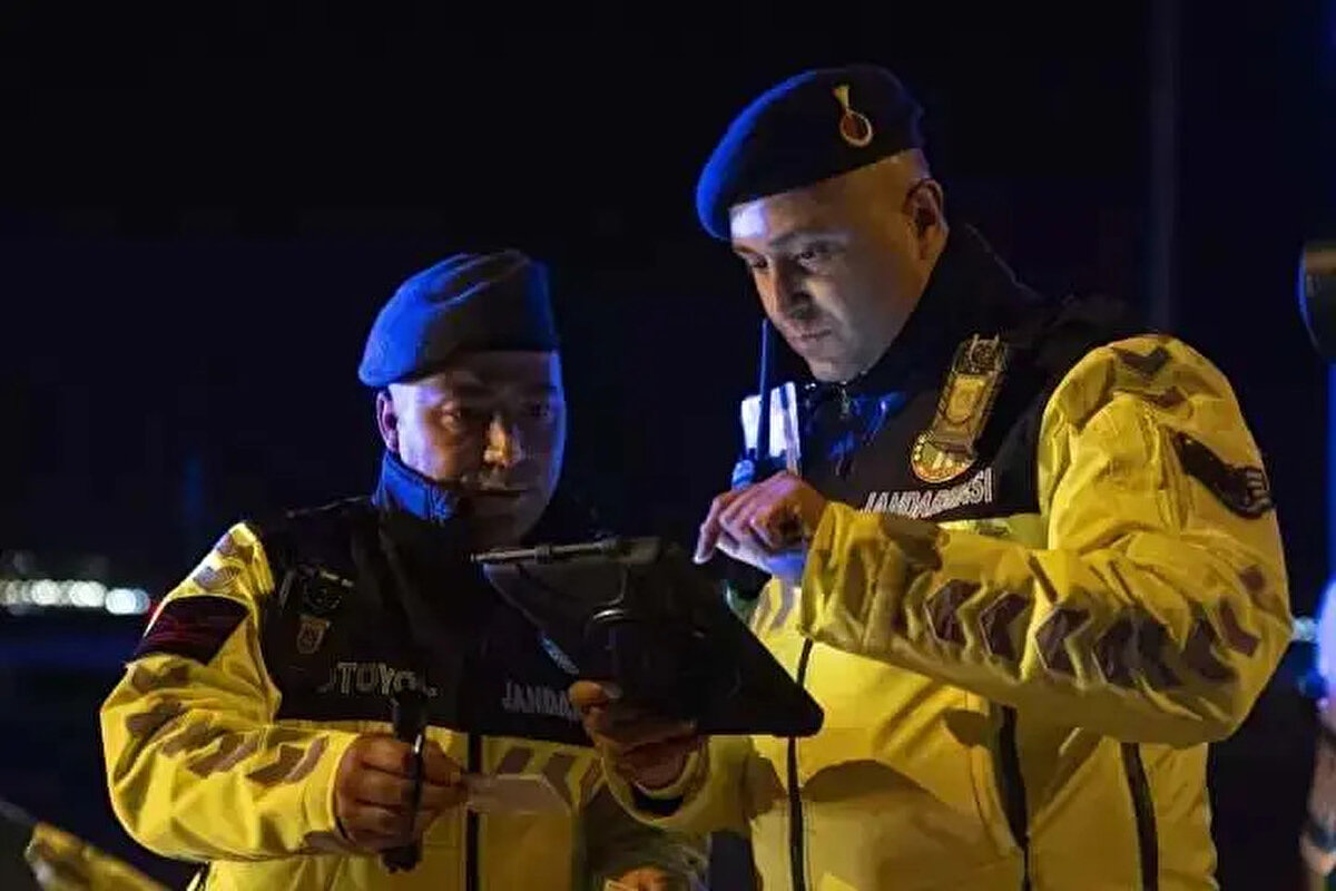 OTOYOLLARIN GÜVENLİĞİ ONLARA EMANET<br><br> <br><br>Ankara-Niğde Otoyolu Gökçehüyük mevkisinde görev yapan Jandarma Astsubay Üstçavuş Yusuf Ergün, AA muhabirine yaptığı açıklamada, Otoyol Jandarmasının adli asayiş, motosiklet ile teknik inceleme ve denetim timlerinden oluştuğunu belirtti.