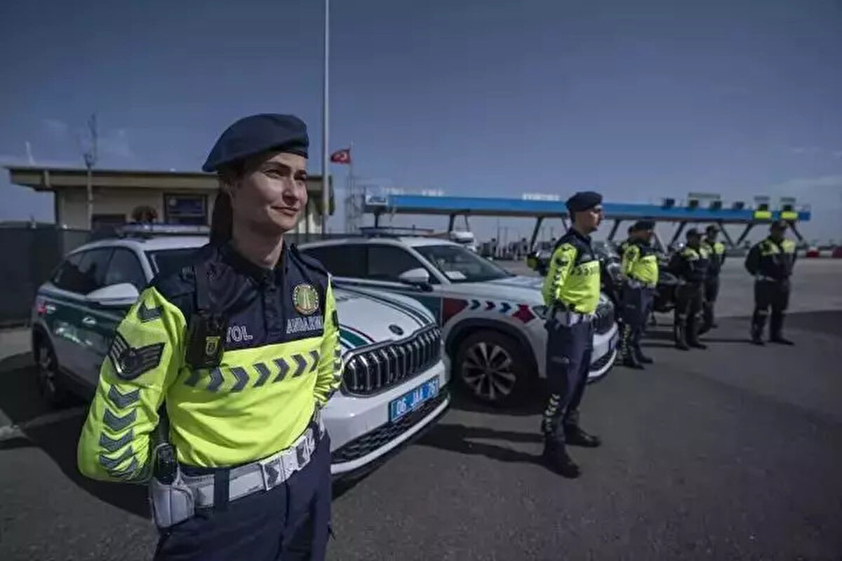 Daha önce ön plakası bulunmadığı için hız tespiti yapılsa da ceza uygulanamayan motosikletler, yeni sistemde radarın trafiğin akış yönünün tersine çevrilmesiyle ihlal yaptıklarında tespit edilip cezai işlem uygulanabiliyor.<br><br>