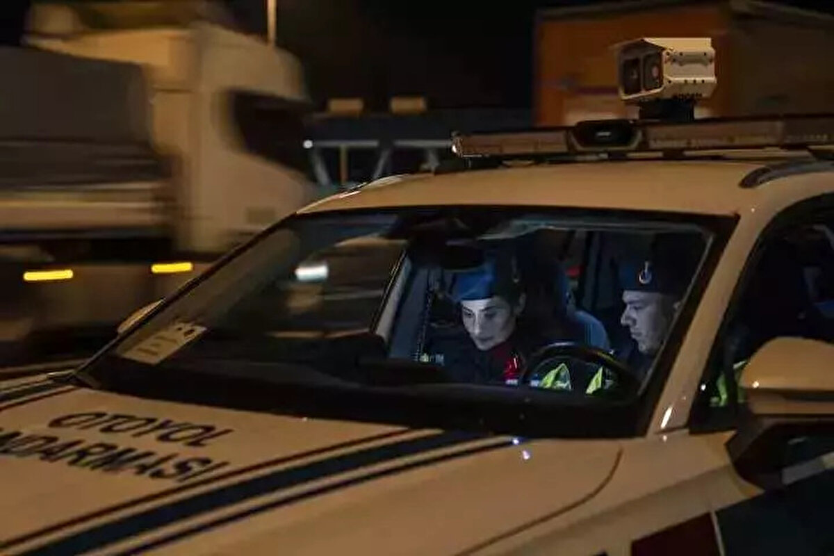 Otoyollarda meydana gelen olaylara ilk müdahaleyi Otoyol Jandarmasının yaptığını anlatan Ergün, "Toplum odaklı kolluk yaklaşımını benimsiyoruz. Sorumluluk bölgemizde 15 kilometrede bir tim görev yapacak şekilde planlama yaptık" dedi.<br><br>