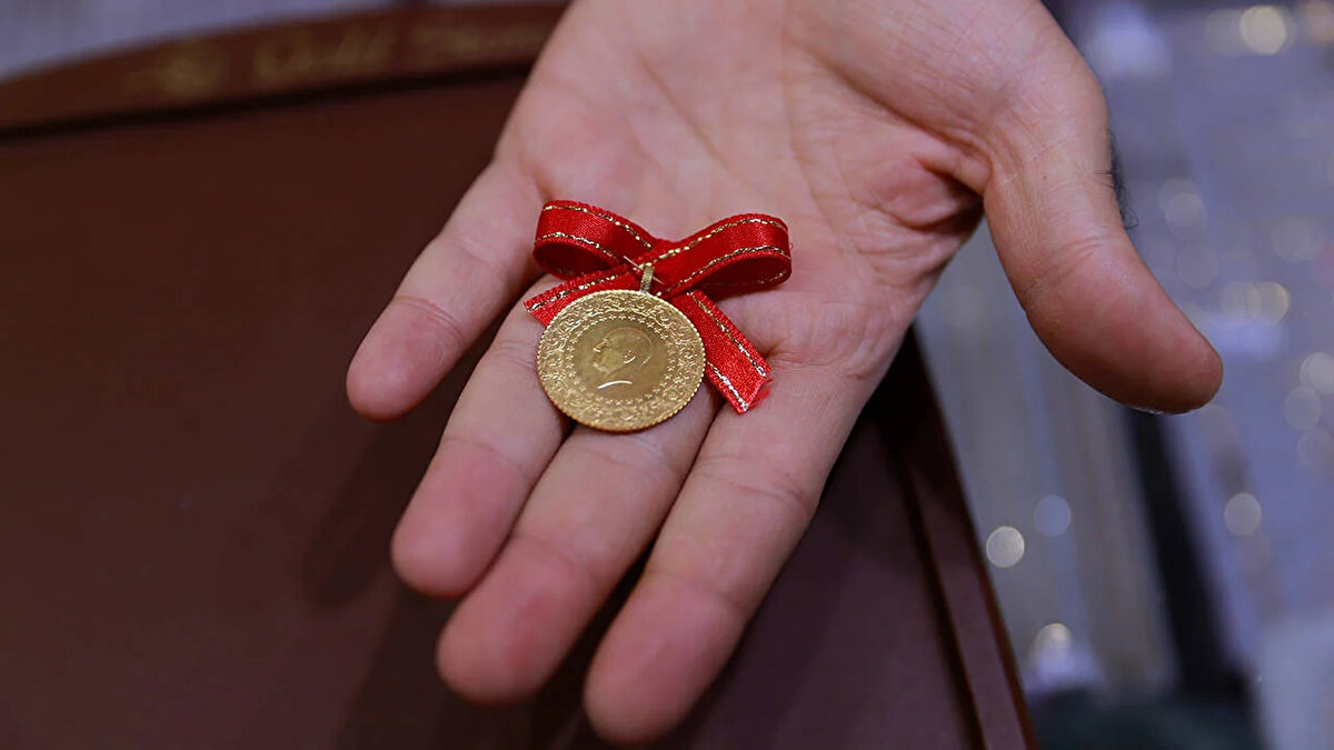 Altın alım satımı yapanlar merakla güncel altın fiyatlarını gözlemliyorlar.