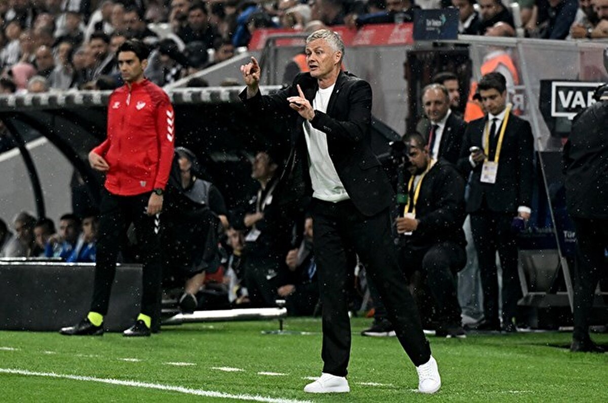 Norveçli teknik adam, protesto üzerine tribünlere gitmekten vazgeçerek alkışlamakla yetindi.