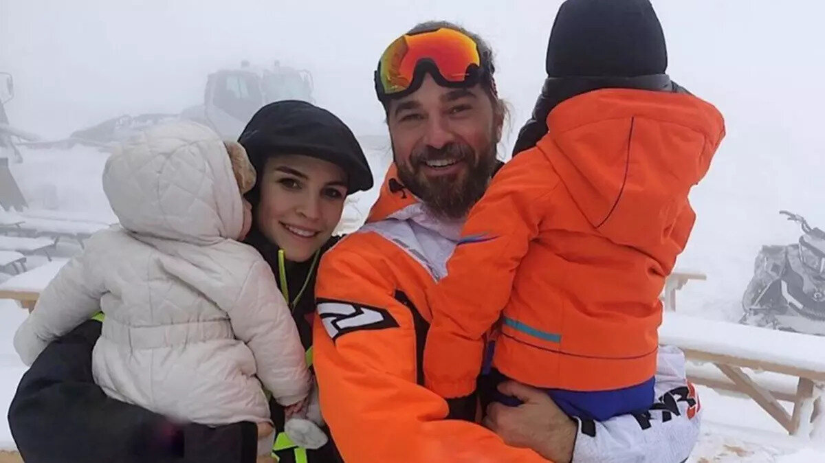 Kararda etkili olan bir diğer önemli faktör ise Neslişah Alkoçlar'ın kız kardeşi Aslışah Demirağ ile eşi Kaan Demirağ'ın da Dubai'de yaşıyor olması.