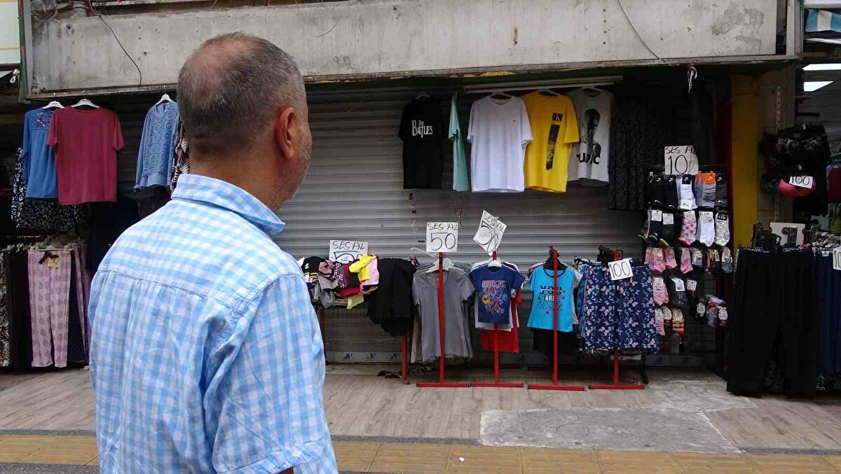 Mağdur olduğunu ifade eden Fahrettin Karakuş, "6 ay önce imzalı tahliye taahhütname gönderdik, 2 ay daha beklememizi istedi. Biz de 2 ay daha süre verdik ve şu ana kadar çıkmadı. Gidip anahtarı teslim alacağız ama anahtarı vermek istemiyor. ’12 milyon ya bana para vereceksiniz ya da 12 milyon senet yazmanız gerekiyor. Onu da kabul etmiyorsanız kiraya ben vereceğim, hava parasını ben alacağım’ diyor. Anahtarı bize vermek istemiyor, yani dükkanı gasbetti. Ve tehditle bizi oradan kovdu. ’İstediğiniz yere gidin, benim şartları kabul ederseniz böyle, kabul etmezseniz anahtarı alamazsınız’ dedi" diyerek yaşadıklarını anlattı.