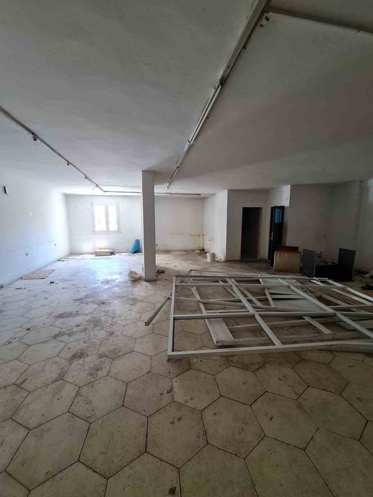 Dükkanını geri almak için yasal süreci başlattıklarını belirten Karakuş, "Mağduruz, maalesef anahtarı alamadık. Savcılığa da suç duyurusunda bulunduk ama şu ana kadar bir sonuç alamadık, bekliyoruz" diye konuştu.