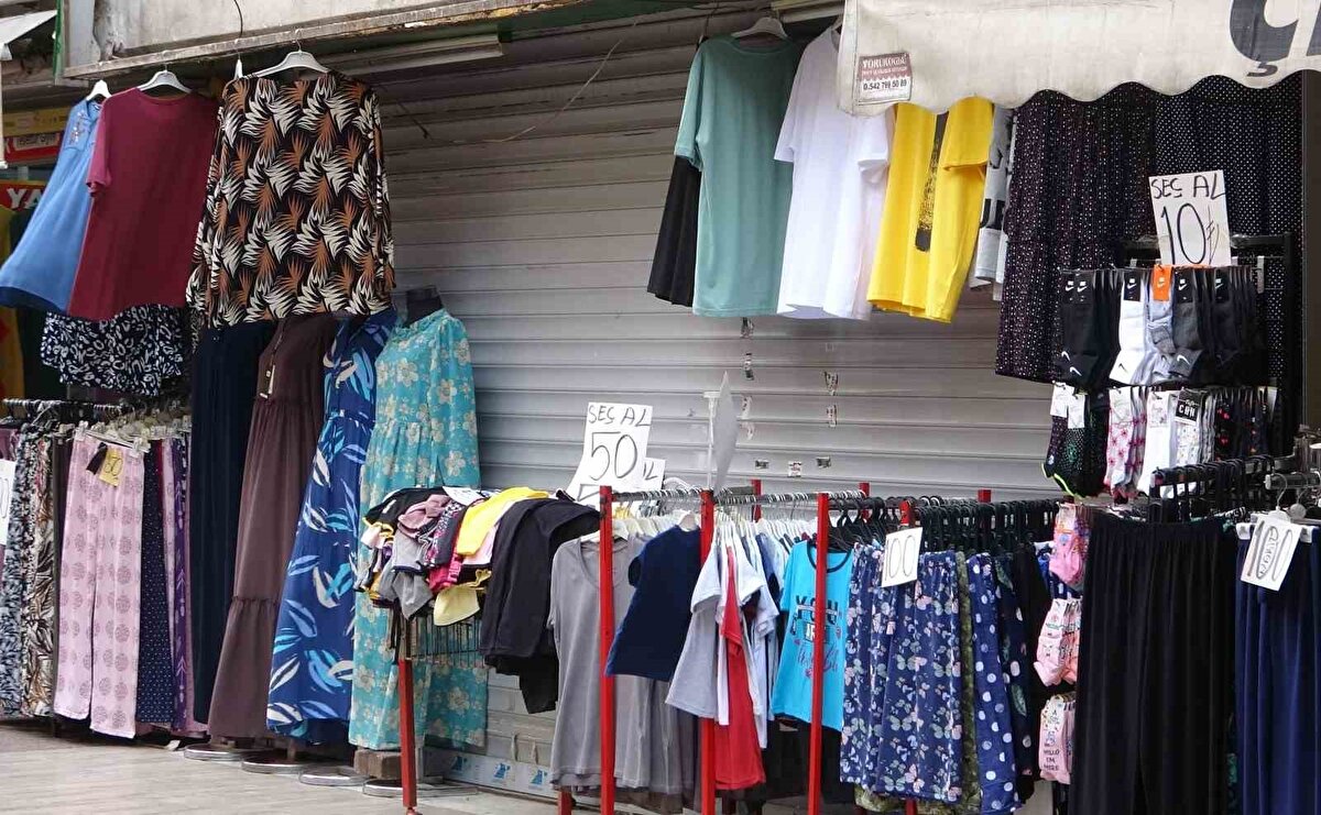 Olay, merkez Akdeniz ilçesi Kuvayi Milliye Caddesi üzerindeki bir iş yeri için yaşandı. İddiaya göre, 10 yıl önce N.E.’ye kiralanan iş yeri, mal sahibi Fahrettin Karakuş tarafından geri alınmak istendi. Mal sahibi kiracısına önce ’tahliye taahhütname’ gönderdi. 6 aylık süre içerisinde çıkmayan N.E., 2 ay süre daha istedi. Karakuş, o süre de geçtikten sonra yan tarafa taşınan ancak anahtarı teslim etmeyen kiracısı ile bir türlü anlaşamadı. Kiracısının, kendisinden 12 milyon TL’lik para veya senet istediğini ileri süren Karakuş, çözüm bulamayınca savcılığa suç duyurusunda bulunduğunu söyledi.