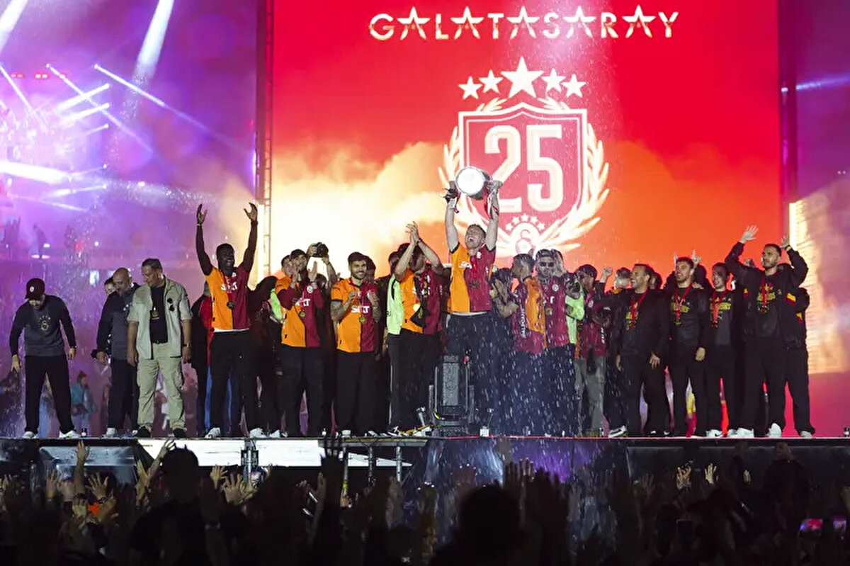 Galatasaray, Süper Lig'de üst üste 3. şampiyonluğunu yaşayarak 5. yıldızını taktı.<br>