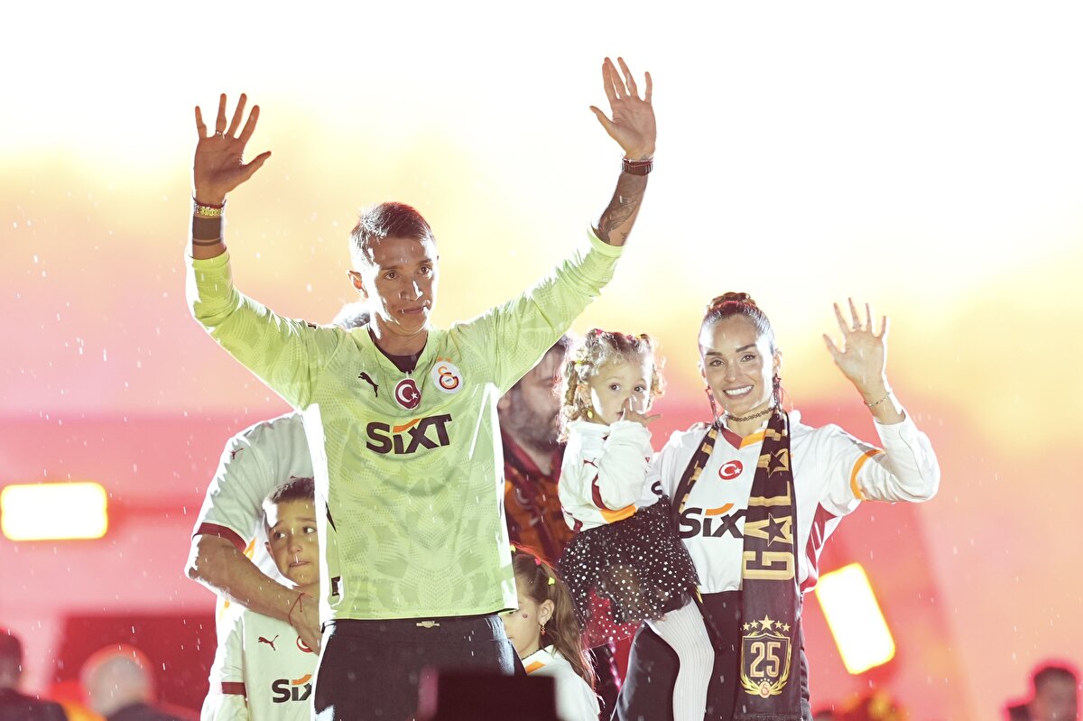 2 yolcu şimdiden belli <br><br>Fernando Muslera ve Dries Mertens