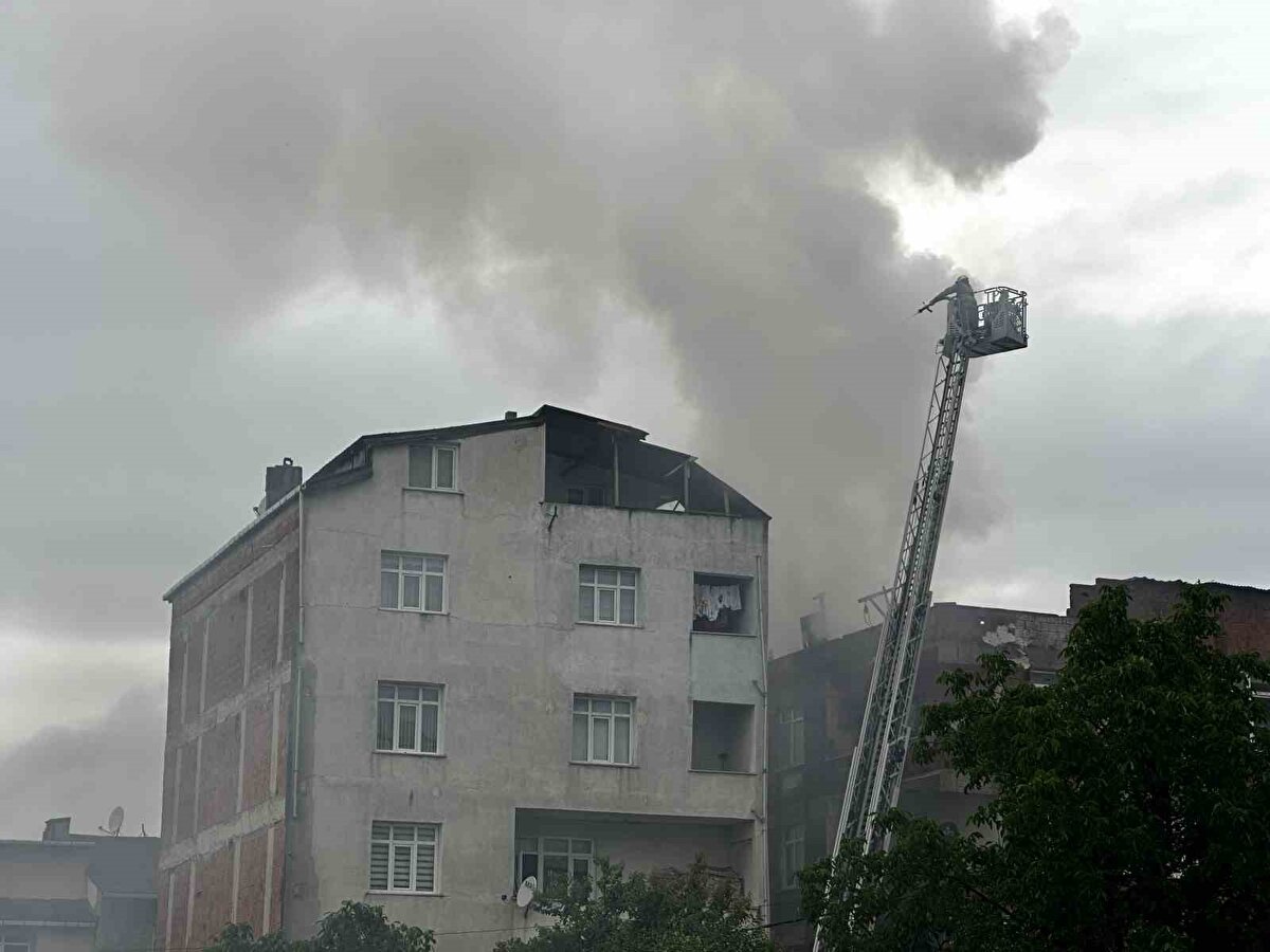 Olay, Sultanbeyli Adil Mahallesi Araç Sokak üzerinde meydana geldi. Henüz belirlenemeyen bir nedenle üç katlı binanın çatısında yangın çıktı.