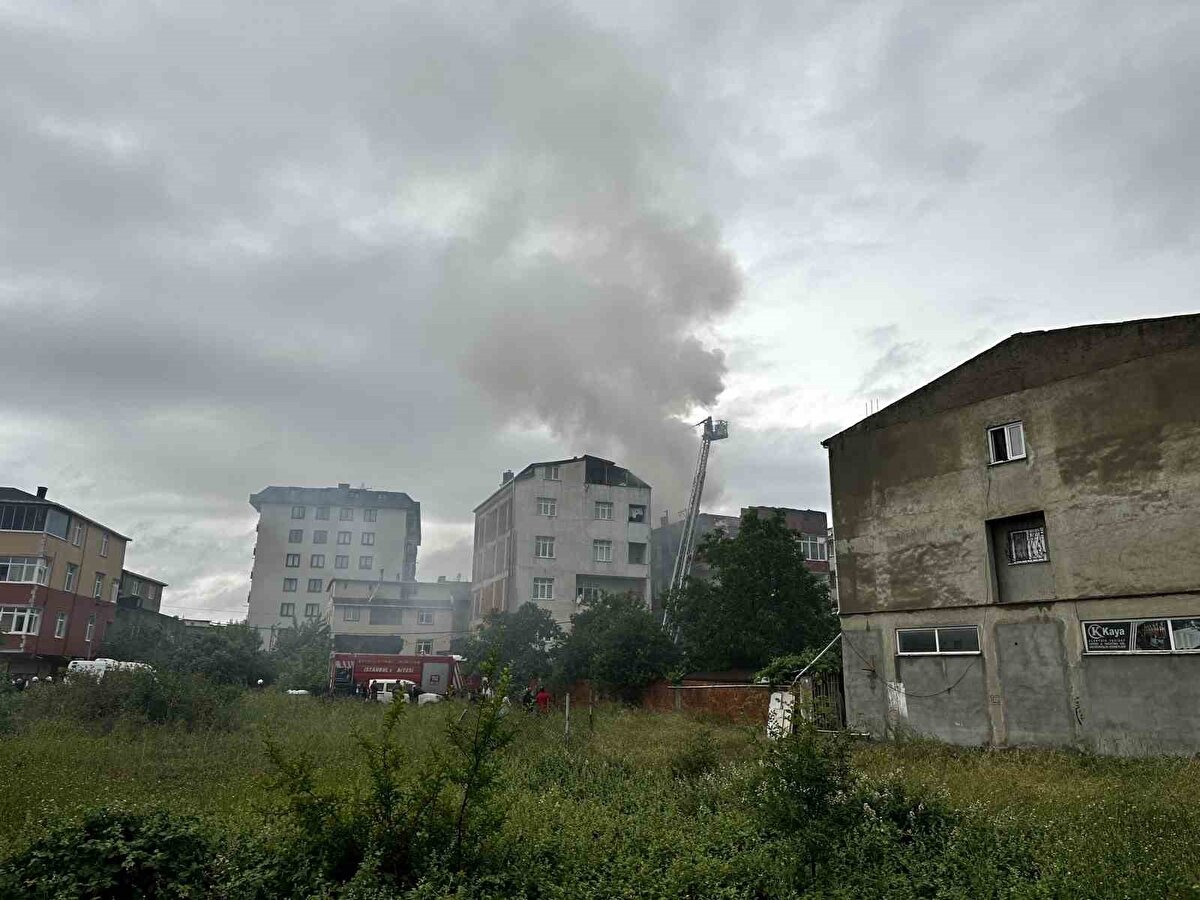 Alevler kısa sürede yükselerek yan tarafta bulunan dört katlı apartmanın çatısına da sıçradı. İhbar üzerine olay yerine çok sayıda itfaiye, polis ve sağlık ekibi sevk edildi.