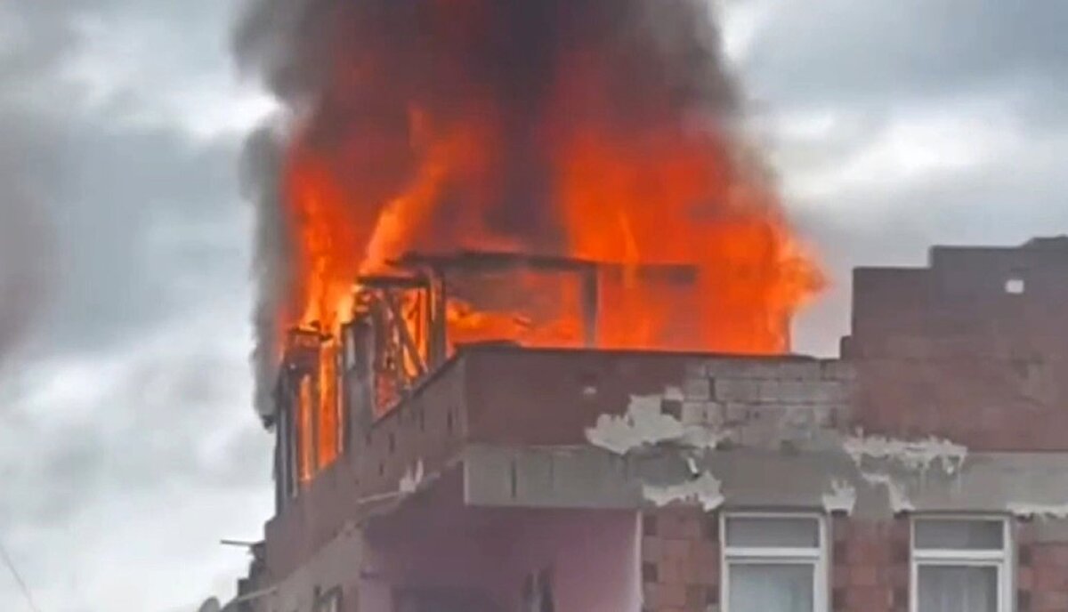  Ekiplerin çalışmasıyla yangın kısa sürede kontrol altına alınarak söndürüldü. Yangında ölen ya da yaralanan olmazken, iki binanın çatısında maddi hasar meydana geldi. Yangının çıkış nedeni araştırılıyor.