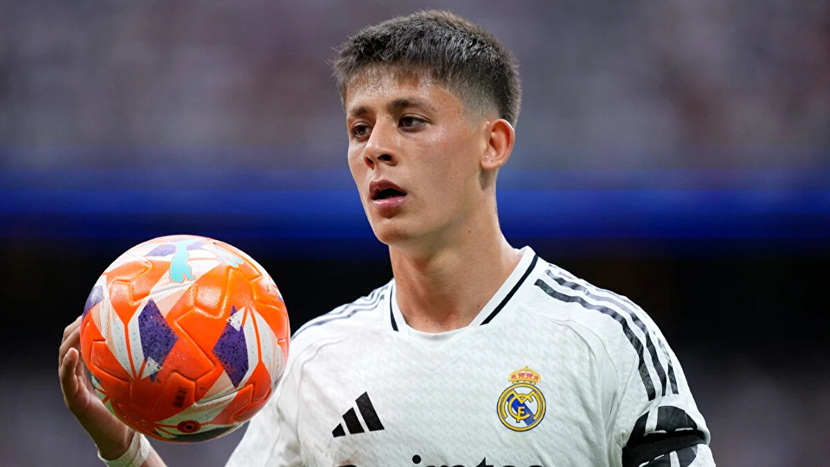 25 kişi ise Milli yıldızımız Arda Güler'in Real Madrid'in yeni 10 numarası olması gerektiğini söyledi.
