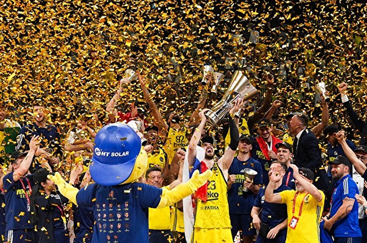 THY Euroleeague finalinde Fenerbahçe Beko, Monaco'yu 81-70 yenerek ikinci kez Avrupa'nın zirvesine çıktı. Sarı lacivertliler, bugün İstanbul'a geldi.Fenerbahçe, yarın taraftarlarla birlikte kutlama yapılacağını duyurdu.