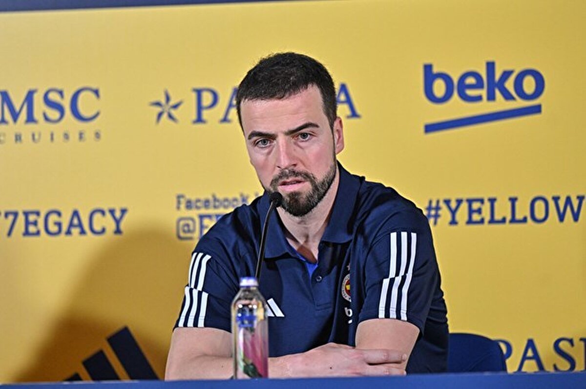 Fenerbahçe Beko kaptanı Melih Mahmutoğlu, Katar dönüşünün ardından taraftara çağrıda bulundu. Mahmutoğlu, "Yarın herkesi Bağdat Caddesi'ne bekliyoruz. Harika bir şampiyonluk kutlaması olacak." dedi.