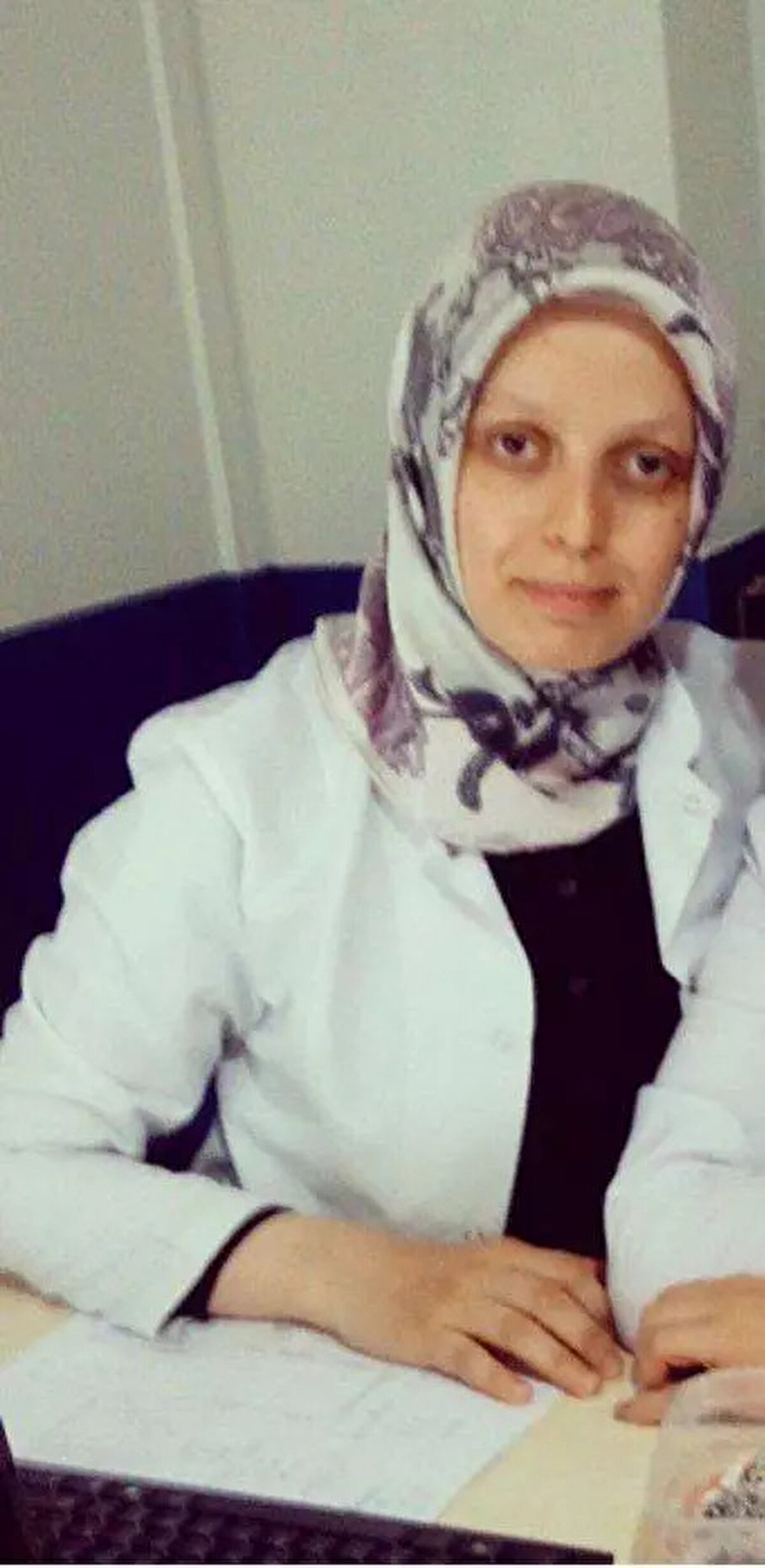 BIÇAKLADI, KENDİNİ İHBAR ETTİ<br> <br>Tartışmanın büyümesi üzerine İzzet Öner, Nurhan Öner’i bıçakladı. Nurhan Öner kanlar içerisinde kalırken, İzzet Öner 112 Acil Çağrı Merkezi’ni arayarak kendini ihbar etti.