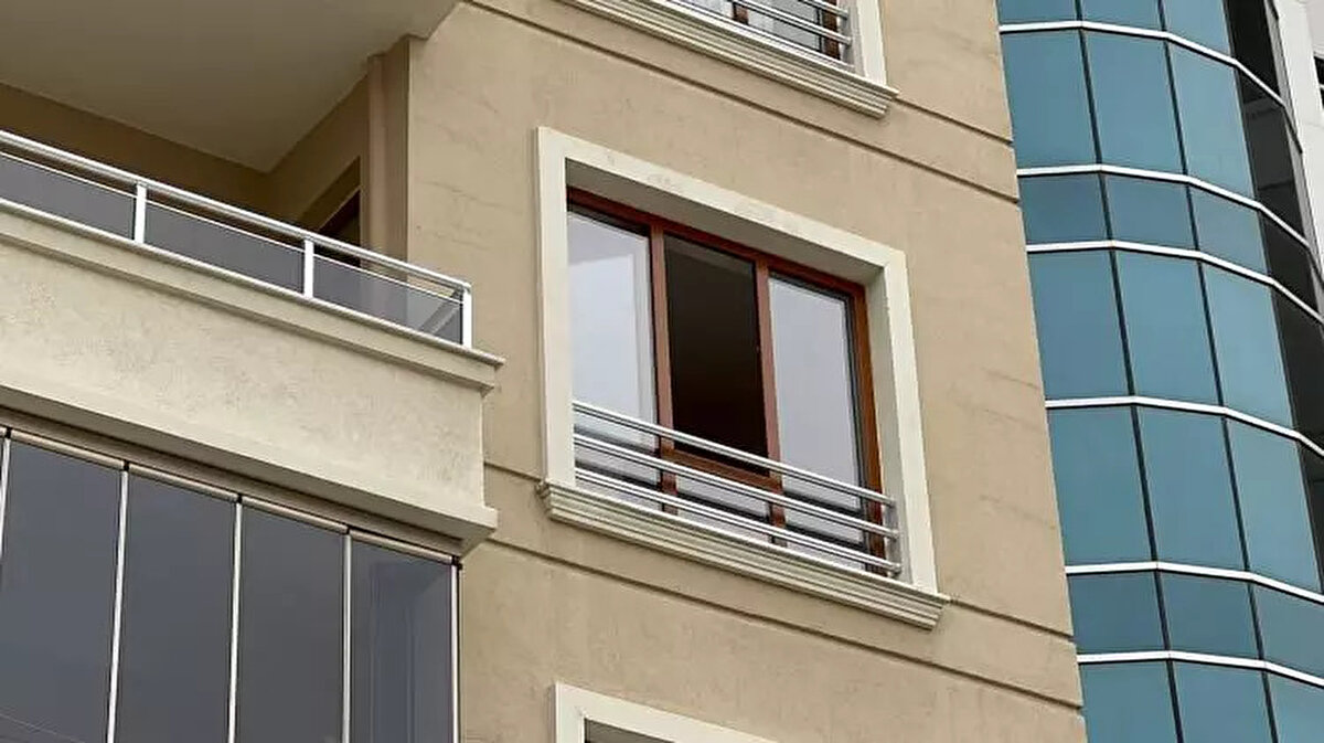 Bıçakladığı eşinin başında ekipleri bekleyen İzzet Öner ise polis tarafından gözaltına alındı.