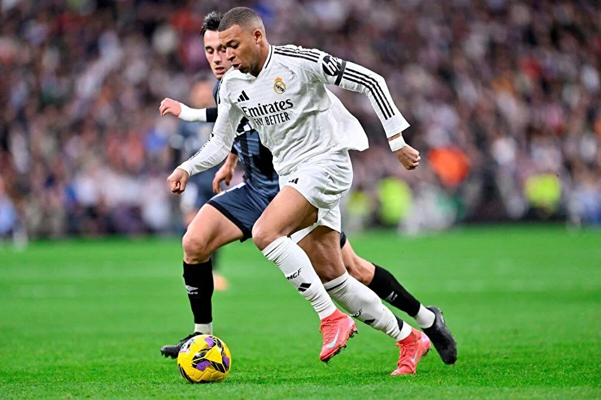 ŞAMPİYON BARCELONA, GOL KRALI MADRİD'DEN MBAPPE<br>İspanya LaLiga'yı şampiyon Barcelona'nın ardından 2. sırada tamamlayan Real Madrid'de 26 yaşındaki Fransız futbolcu Kylian Mbappe, 31 gol ile sezonu gol kralı olarak tamamladı.<br>Avrupa'nın 5 büyük liginde en fazla gol atan oyuncu da olan Mbappe, Avrupa Altın Ayakkabı ödülünü de kazandı.<br>LaLiga şampiyonu Barcelona'da en fazla skor üreten isim olan 36 yaşındaki Polonyalı futbolcu Robert Lewandowski, 27 gol kaydetti ve gol krallığı yarışını 2. sırada bitirdi.