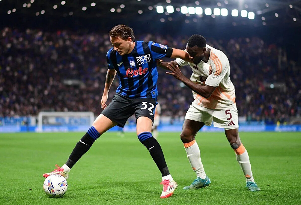 İtalya Serie A'da Napoli şampiyon olurken, sezonu 3. sırada bitiren Atalanta'da forma giyen 26 yaşındaki İtalyan futbolcu Mateo Retegui, 25 gol ile gol krallığına ulaştı.<br>Şampiyonluğa ulaşan Napoli'de ise en fazla gol atan oyuncu 14 gol ile Belçikalı futbolcu Romelu Lukaku oldu.