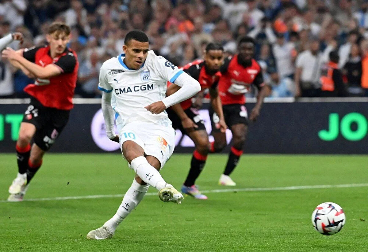 Şampiyon PSG'de forma giyen 28 yaşındaki Fransız futbolcu Ousmane Dembele ile ligi ikinci sırada bitiren Olimpik Marsilya'da 23 yaşındaki İngiliz oyuncu Mason Greenwood, 21'er gol ile gol krallığını paylaştı.