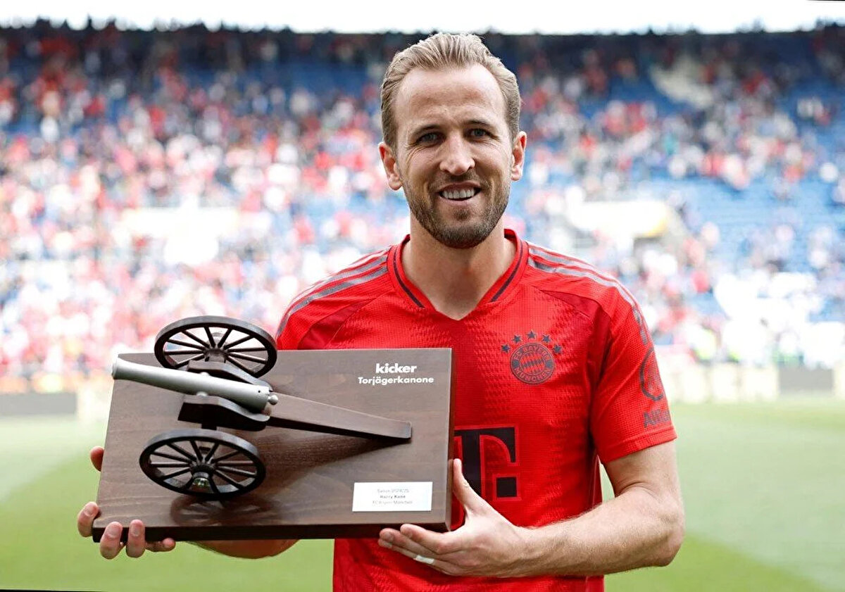 Sezon ikincisi Bayer Leverkusen'de oynayan 29 yaşındaki Çekyalı golcü Patrik Schick ile sezonu 4. sırada kapatan Borussia Dortmund'da forma giyen 29 yaşındaki Gineli futbolcu Serhou Guirassy ise 21'er golle yarışı ikinci sırada bitirdi.