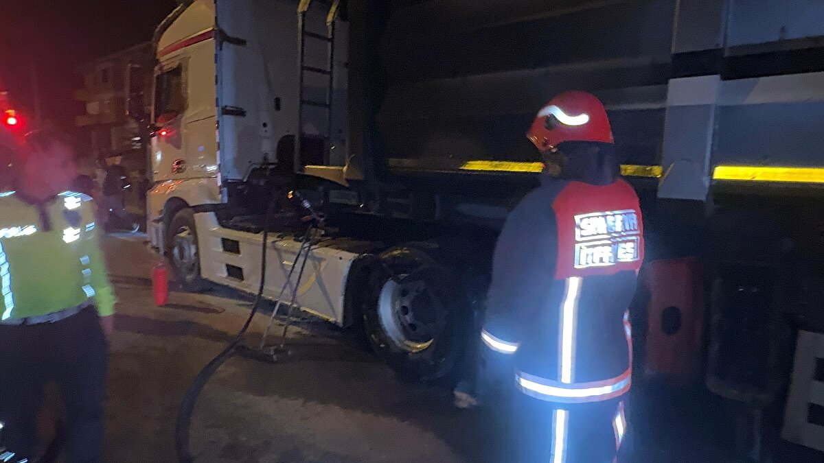 Yangını fark eden şoför, aracı yol kenarına çekerek itfaiyeye haber verdi. 