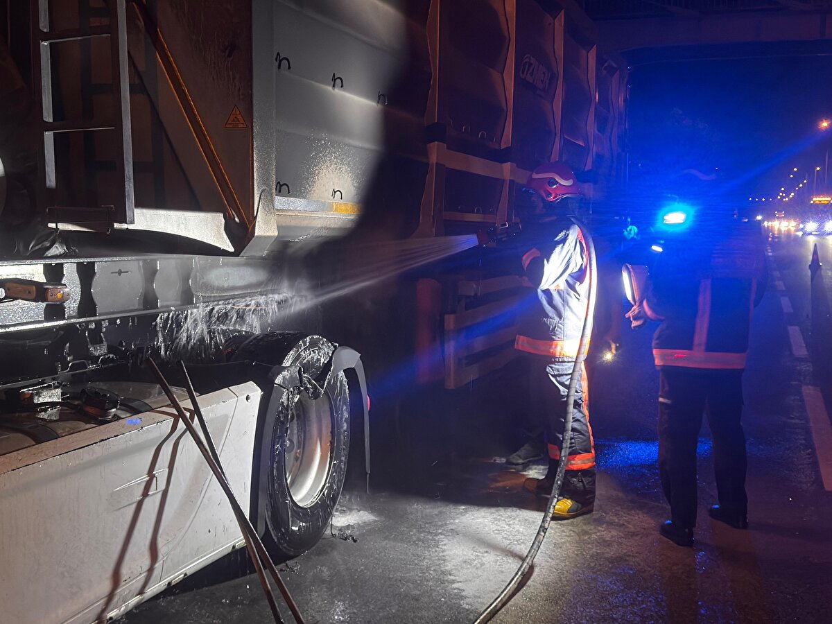 Yangın, gece saatlerinden Pamukova ilçesi Eski Sanayi Sitesi mevkisinde meydana geldi. 