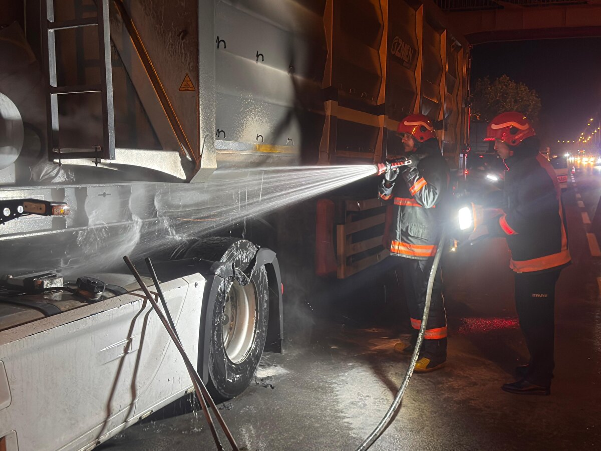  İhbar üzerine kısa sürede olay yerine ulaşan Pamukova İtfaiye Amirliği ekipleri, alevleri büyümeden kontrol altına aldı.<br><br>TIR’da hasar oluşan yangınla ilgili inceleme başlatıldı.