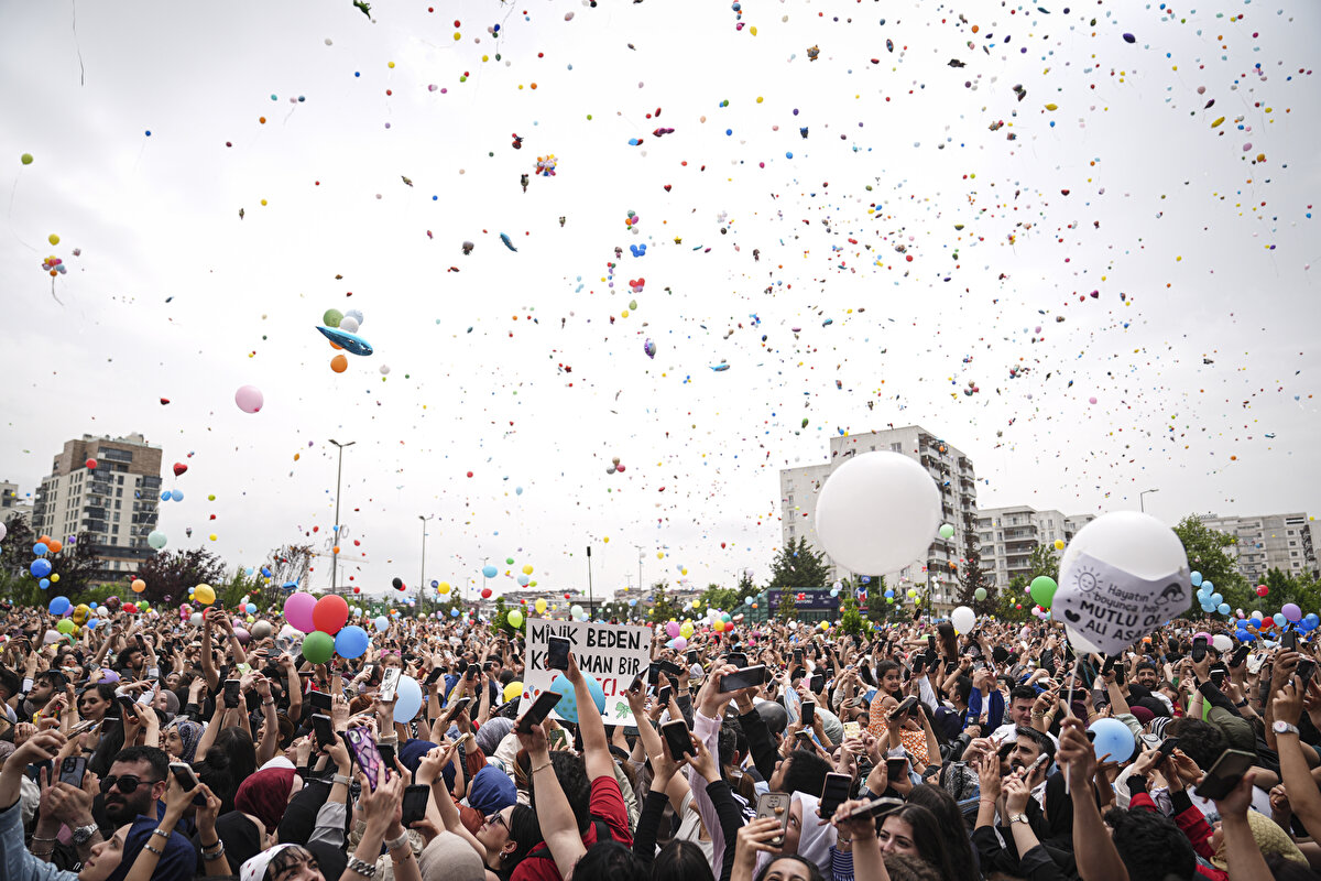 Binlerce kişi ailenin mutluluğunu paylaşmak için parkta buluştu. Yüzlerce motosiklet sürücüsü de konvoy halinde balonlarıyla buraya geldi.<br><br>Konserin ardından kanseri yenip iyileşen Ali Asaf ve ailesi platform üzerine çıktı.<br><br>Küçük çocuğa Sancaktepe Belediye Başkanı Alper Yeğin tarafından kırmızı pelerin giydirildi.