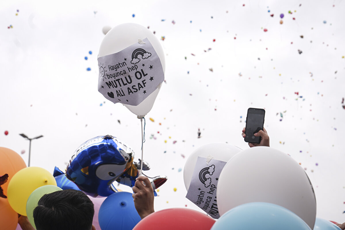 Demir, bu kadar kalabalığı beklemediğini dile getirerek, "Gelenlerden Allah razı olsun. Herkese çok teşekkür ederim. Oğlumu bu mutlu gününde yalnız bırakmadınız. İnşallah bu diğer hastalara da umut olur. Yaklaşık 2 yıl tedavi süreci oldu, kemoterapi gördü. Sonra hastalık tekrar nüksetti, nakil oldu ve iyileşti. Bu kadar kalabalık beklemiyorduk. Birkaç kişi gelir diye düşündük. Halkımız yalnız bırakmadı." diye konuştu.