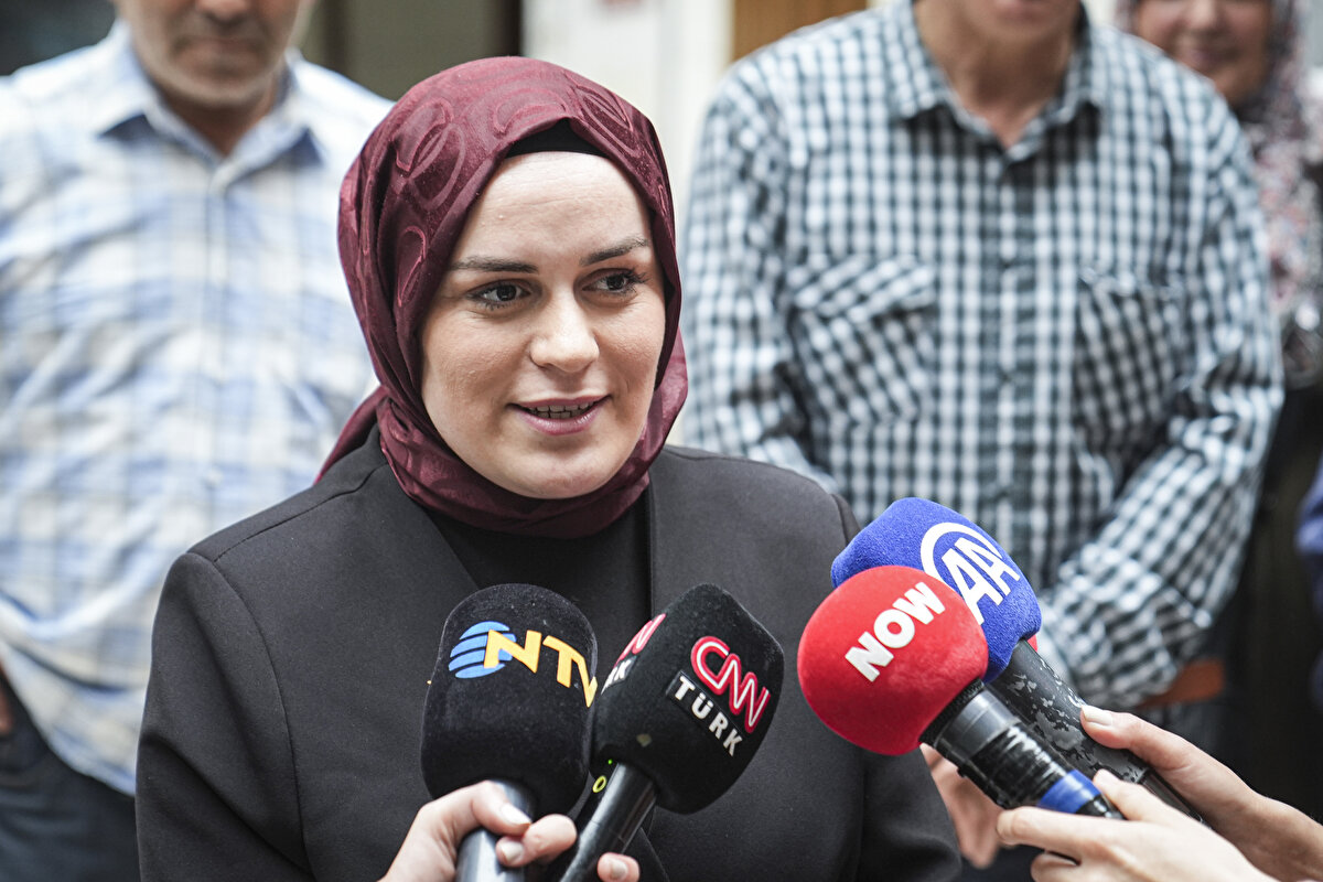 "Bize kocaman bir aile olduğumuzu hissettirdiler"<br><br>Anne Esra Demir ise çok zor süreçlerden geçtiklerini belirtti.<br><br>Etkinliğe katılanların bu mutlu günlerinde kendilerine kocaman bir aile olduğunu hissettirdiğini kaydederek, "Umarım çocuklar hiç hasta olmaz, kanser değil biz güçlüyüz.' diyorum. Aileler umutlarını hiç kaybetmesin, umut her zaman var. Biz, bu süreçte eşimle birbirimize daha çok bağlandık, kenetlendik. Bu süreçte biz onları yalnız bırakırsak onların anne ve babasından başka kimseleri yok, umutlarını hiçbir zaman kaybetmesinler." ifadelerini kullandı.