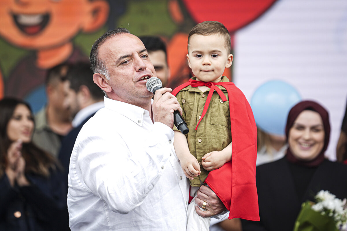 Sancaktepe Belediye Başkanı Alper Yeğin de Ali Asaf Demir'e destek için gelen vatandaşlara teşekkür ederek, kansere karşı savaş veren çocuklara Allah'tan şifa diledi.