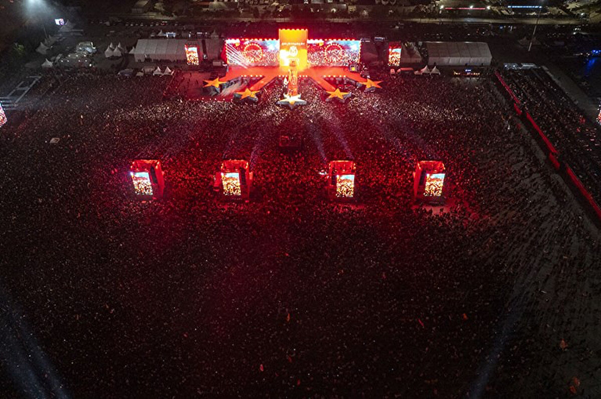 Galatasaray'ın şampiyonluk kutlamaları Yenikapı'da büyük coşkuyla gerçekleştirdi.<br>