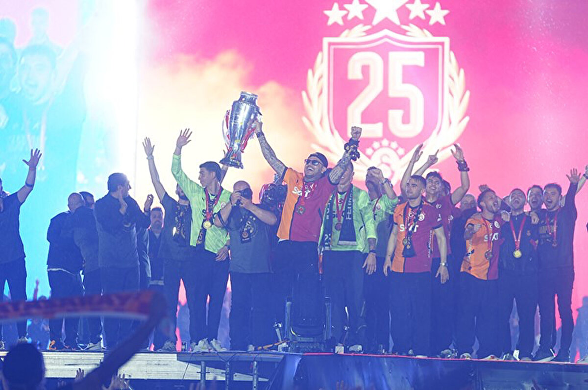 5. yıldızı göğsüne takan Galatasaray, şampiyonluk kupasını da Yenikapı'daki organizasyonda aldı.<br>