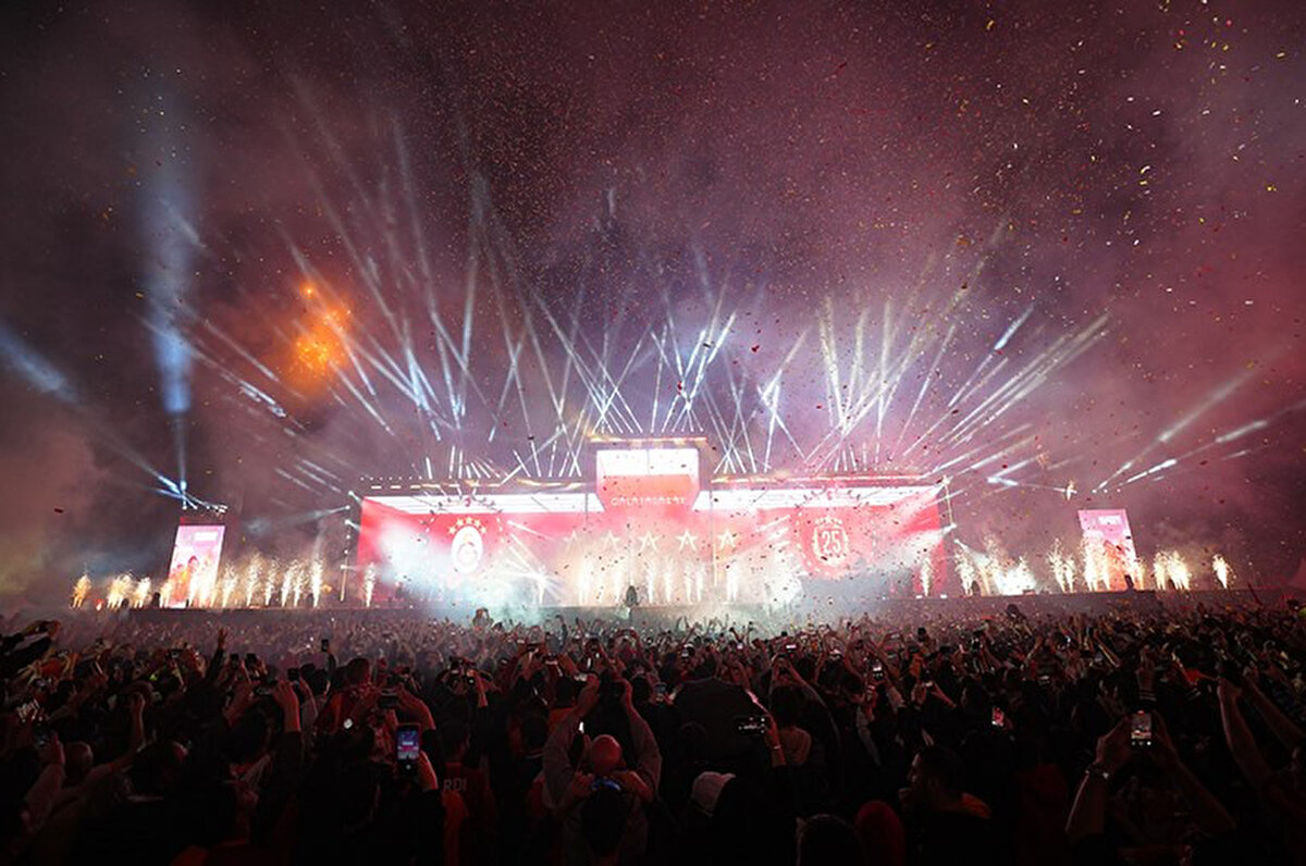 Sahneye çağrılan Efe Akman, alanı dolduran taraftarların bir kısmının tepkisine maruz kaldı.<br>