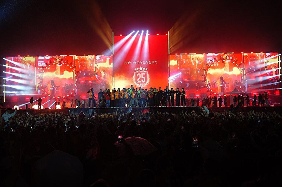 Birçok kaynak da Yenikapı'ya 600 binin üzerinde taraftar geldiğini belirtti.<br>