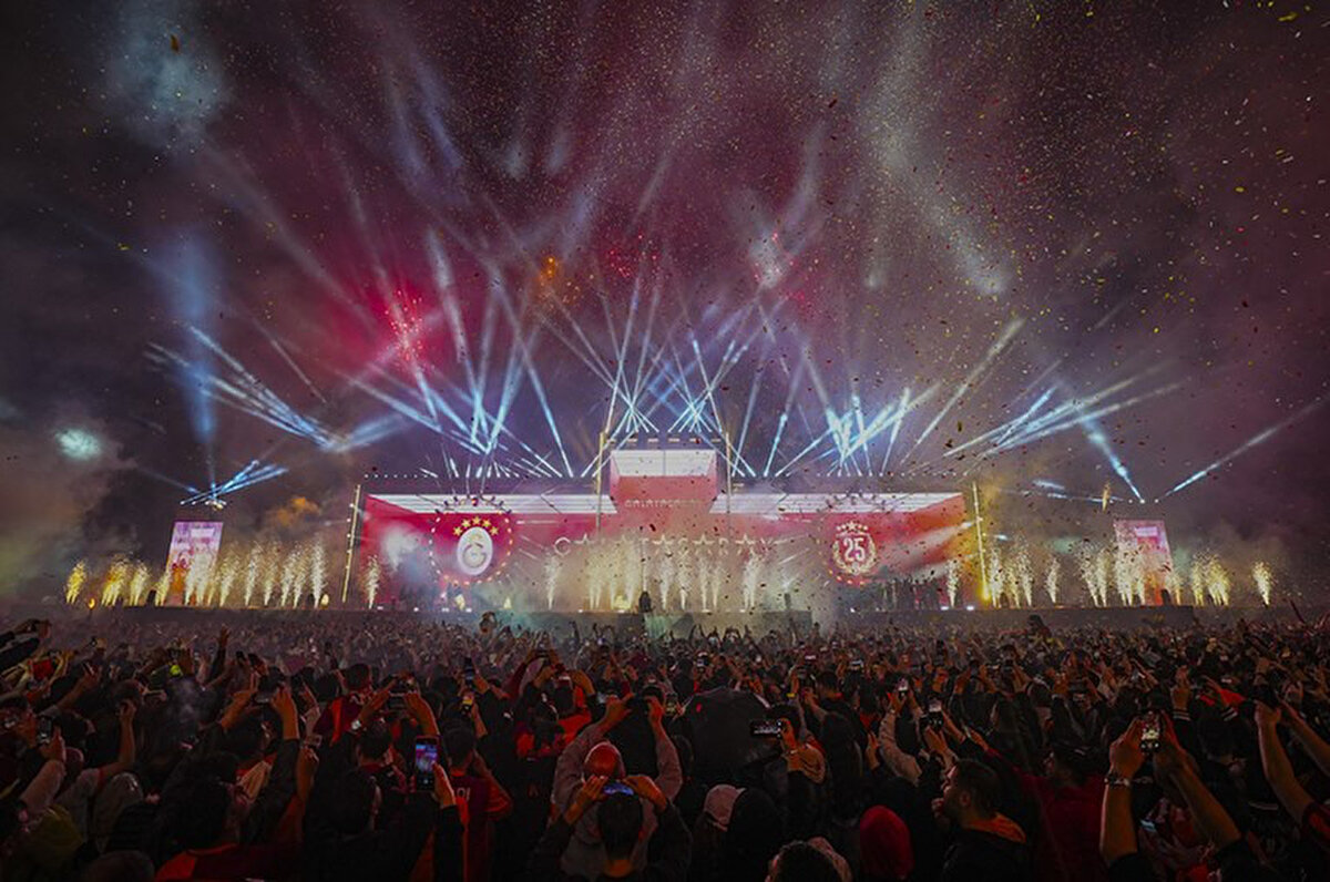 Süper Lig'de 25. şampiyonluğunu kazanan ve 5. yıldızı takan Galatasaray, tarihi zaferi Yenikapı'da inanılmaz bir coşkuyla kutladı. Yağmura rağmen Galatasaraylı taraftarlar, Yenikapı'daki alanı doldurdu.